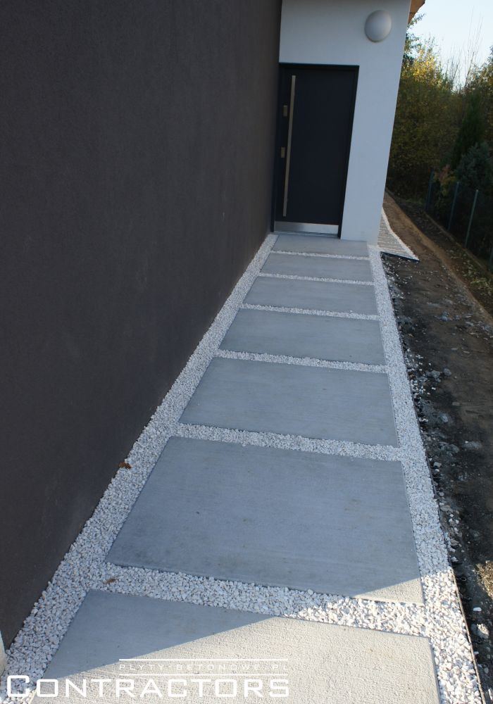 Podjazd i wejście z płyt z betonu architektonicznego