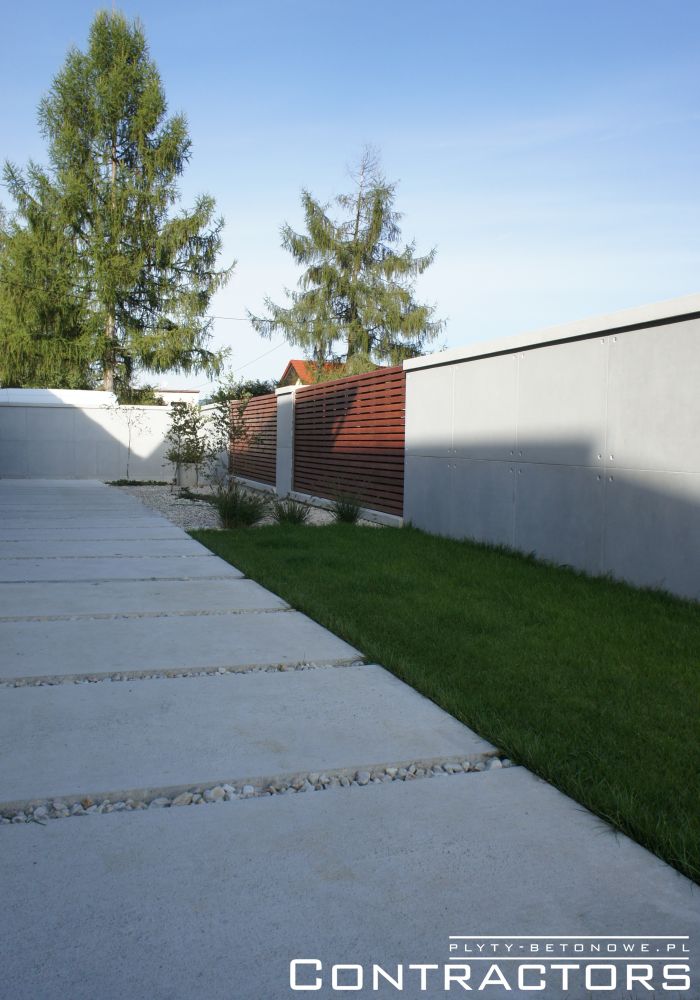 Ogrodzenie i elewacja z płyt z betonu architektonicznego dom jednorodzinny Białka