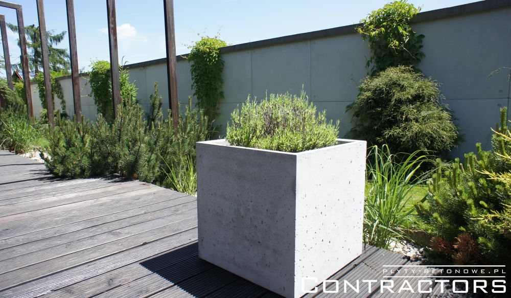Ogrodzenie i elewacja z płyt z betonu architektonicznego dom jednorodzinny Białka