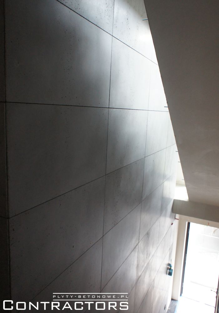 Podest z betonu architektonicznego i płyty na ścianie