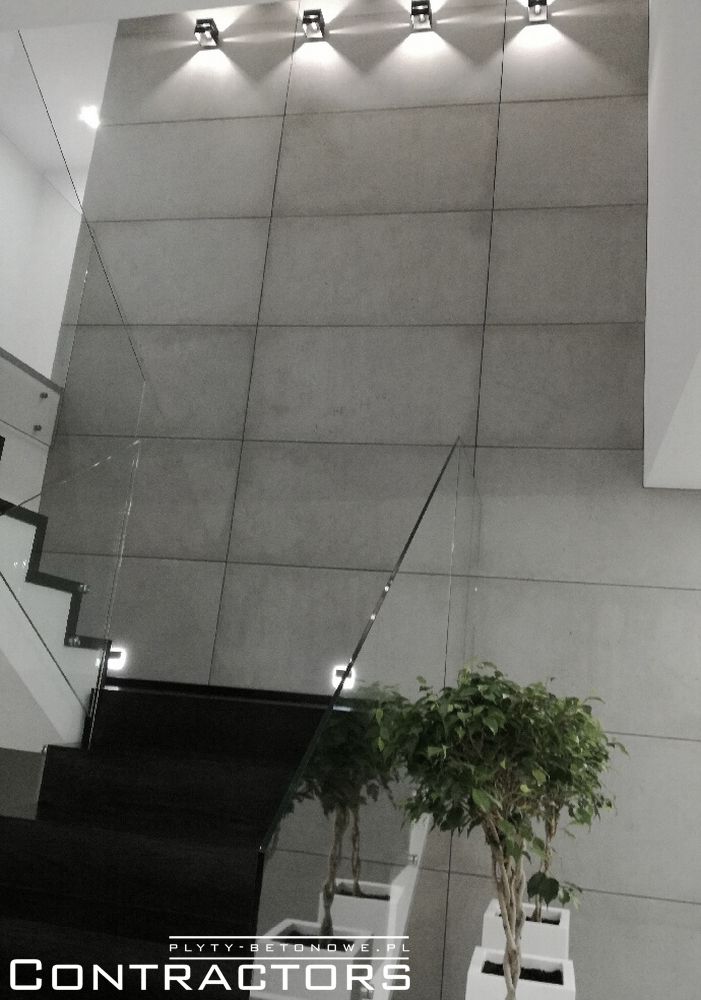 Płyty betonowe na ścianie w salonie i przy schodach