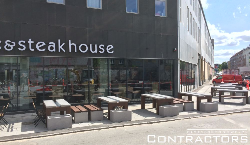 Stół z miejscem na zioła, ławki i donice z betonu architektonicznego