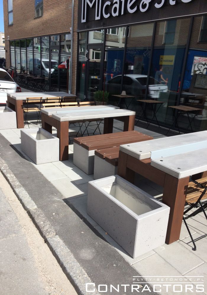 Stół z miejscem na zioła, ławki i donice z betonu architektonicznego