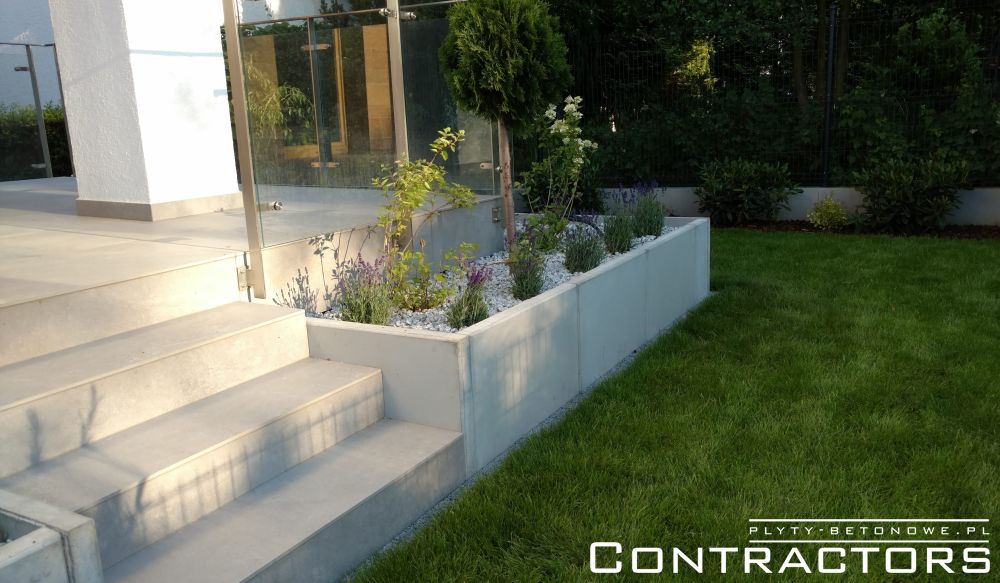 Donica z ogrodowych płyt z betonu architektonicznego