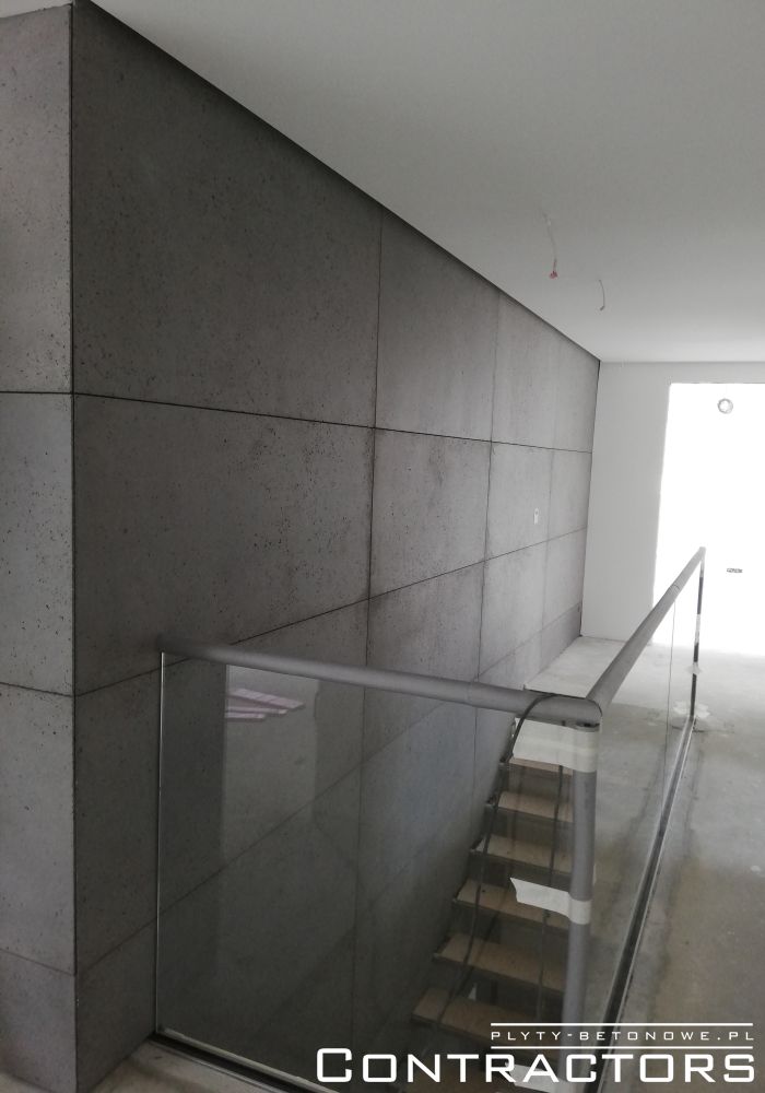 Płyty z betonu architektonicznego przy schodach