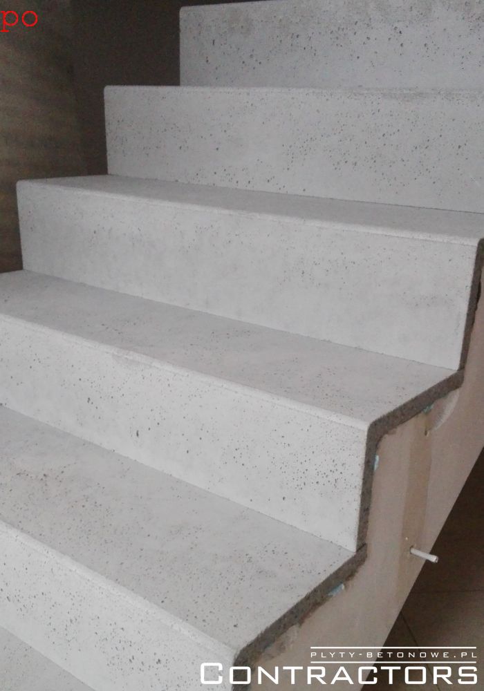 Prefabrykowany stopień L-kształtny z betonu