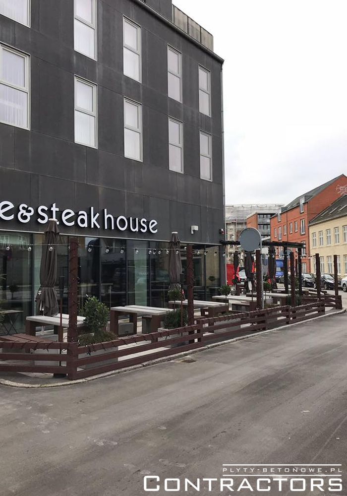 Donice, ławki i stoły z betonowym blatem restauracja Kopenhaga Dania