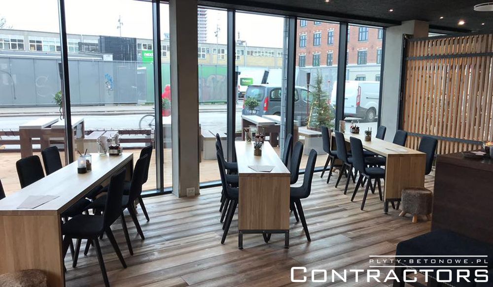 Donice, ławki i stoły z betonowym blatem restauracja Kopenhaga Dania