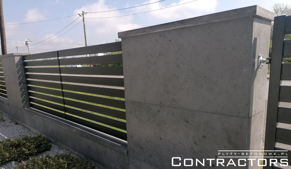 Nowoczesne ogrodzenie z betonu architektonicznego
