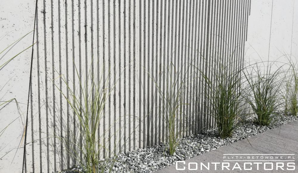 Płyty betonowe flexi na betonowym murze