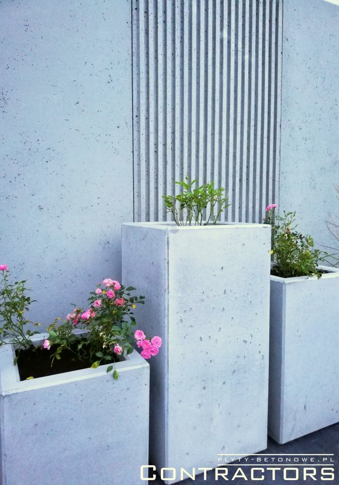 Ozdoby do ogrodu z doniczek betonowych na każdą okazję