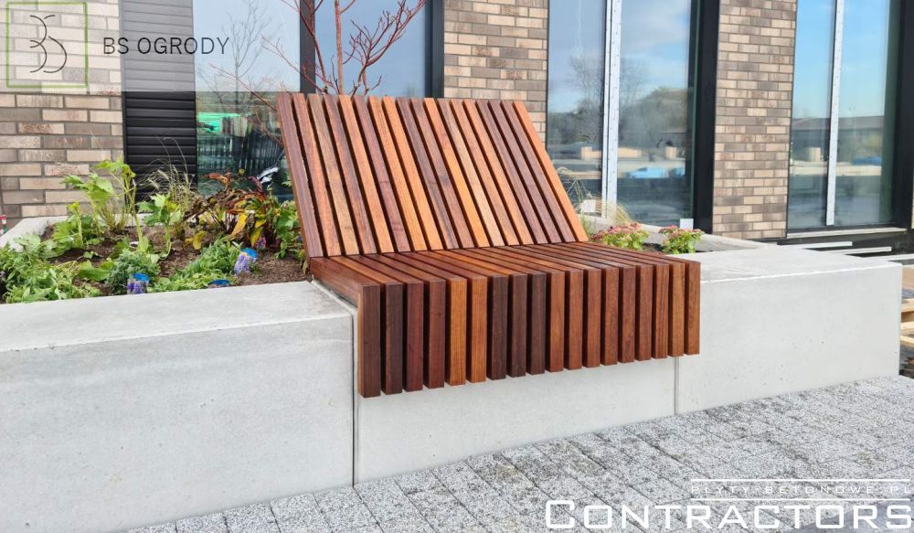 Ławka betonowa z drewnianym siedziskiem