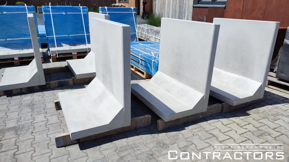CONCRETE BLOCKS FOR A RETAINING WALL